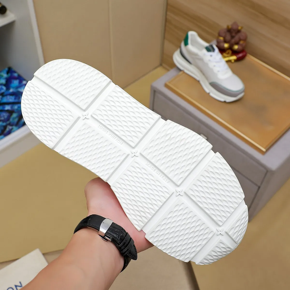 Ex-factory price: 440¥🌹🌹[LV Louis Vuitton] new low-top casual men's shoes. A must-have for fashionable men, new products are released in Hong Kong counters [strong], big-name style, European and American masters strongly create unique styles, comfortable on the feet, super soft outsole, super wear-resistant. Gives people a strong visual impact. Material: imported first-layer cowhide leather upper ➕rubber non-slip outsole, rubber graphics matching, 38 to 44